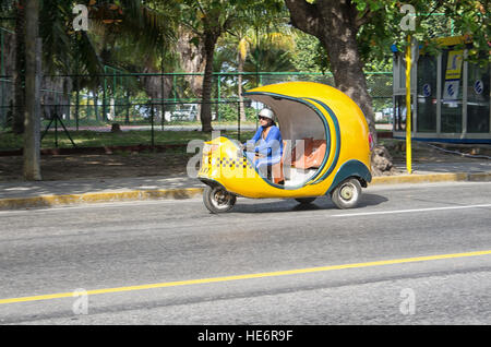 Frau gelb Coco Taxifahren in Varadero, Kuba Stockfoto