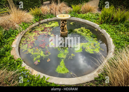 Kleinen Brunnen in der Rookery in Streatham Common Park in London, Großbritannien Stockfoto