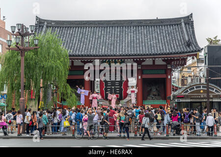 TOKYO, JAPAN - 3. Oktober 2016: Unbekannte Menschen in Sensoji-Tempel in Askusa, Tokio. Es ist Tokio, die älteste und eine der meisten Stockfoto