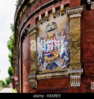 Wappen am Fuße des Schlossberges und die Standseilbahn in Budapest, Ungarn Stockfoto