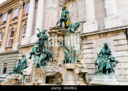 Bronzestatuen von Matthias-Brunnen außerhalb Honvéd Főparancsnokság, Budapest, Ungarn, zwei Jahre, bevor es wiederhergestellt wurde. Stockfoto