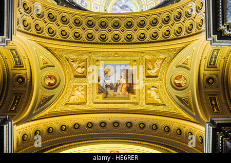 Malte Putz und vergoldeten Decke im Inneren der St.-Stephans Basilika, Budapest. Stockfoto