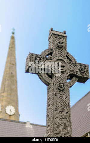 Alte, kunstvoll geschnitzten Irische keltische Kreuz auf dem Friedhof der St.-Nikolaus Kirche, Carrickfergus, Nordirland. Stockfoto