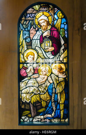 Glasmalerei-Fenster Darstellung der Geburt Jesu in Bethlehem. Stockfoto