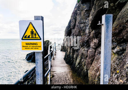 Melden Sie einen Küstenpfad Warnung Menschen über die Möglichkeit der unerwarteten Wellen. Stockfoto