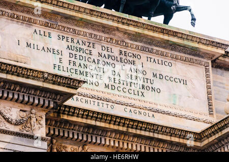 Inschrift auf Arco della Pace, Piazza Sempione Mailand will Milan Glück von Napoleon im Jahre 1807. Stockfoto