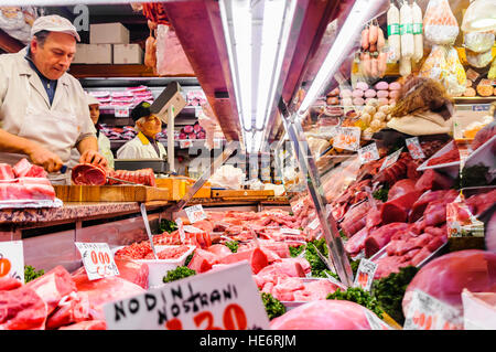 Eine italienische Metzger bereitet Fleisch in seinem Geschäft. Stockfoto