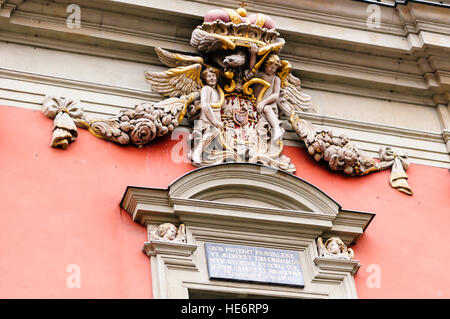 Kunstvollen Schnitzereien und Wappen auf Kaplica Królewska (königliche Kapelle), Danzig Stockfoto