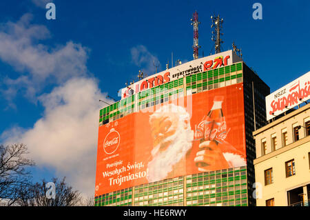 Coca Cola Christmas Werbung auf der Seite das Centrum artistischen Okretowej Gebäude, Gdansk Stockfoto