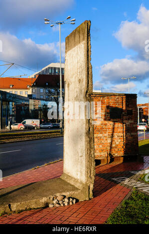 Stück der Berliner Mauer auf dem Display in Danzig, neben der Zentrale der Solidarität. Stockfoto