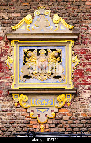 Wappen von 1645 an einer Wand in Danzig, Polen. Stockfoto