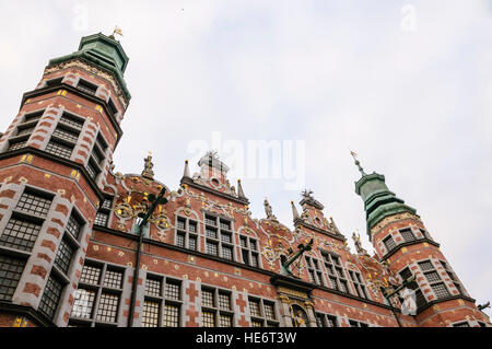 Großes Zeughaus (Wielka Zbrojownia), Danzig, mit einem vollständig restaurierten rosa Fassade mit vergoldeten Details. Stockfoto