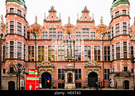 Großes Zeughaus (Wielka Zbrojownia), Danzig, mit einem vollständig restaurierten rosa Fassade mit vergoldeten Details. Stockfoto