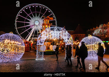 Menschen gehen durch den Eingang zum Weihnachtsmarkt, Danzig, Polen Stockfoto