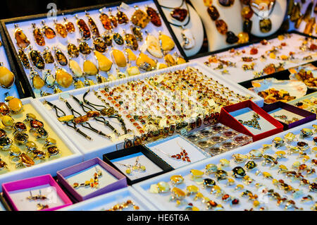 Bernsteinschmuck zum Verkauf an der Mariacka Ulica Street in Danzig Stockfoto