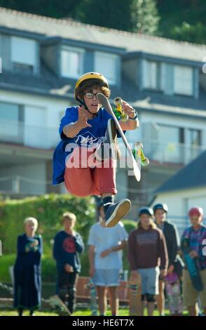 Skateboarder, die Durchführung einer Luft zu betrügen Stockfoto