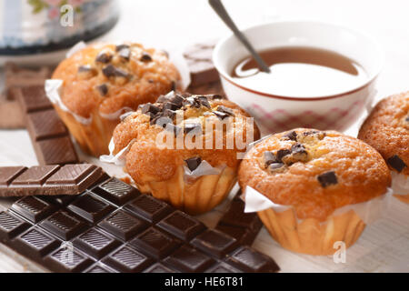 Schokoladen-Muffins mit hausgemachten Zutaten rund um Stockfoto