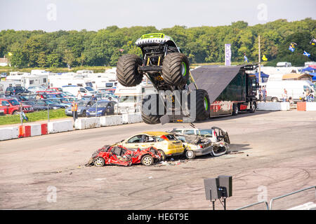 Großes Auto springen über eine Reihe von Autos Stockfoto