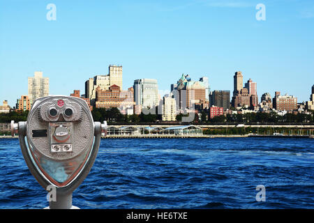 Sightseeing-Teleskop gegen Brooklyn, New York City Stockfoto