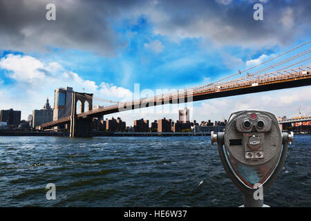 Sightseeing-Teleskop gegen Brooklyn, New York City Stockfoto