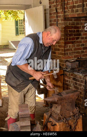 Dolmetscher-Handwerker arbeitet in Colonial Williamsburg Büchsenmacher-Shop. Stockfoto