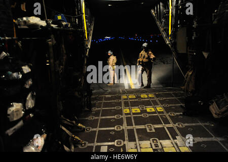 Warten Sie Senior Airman Michael Schoettlin, links, und Staff Sgt Mary Sierra, beide HC - 130P 'Bekämpfung der King' Hercules zusammenarbeiten eingesetzt, um die 79. Expeditionary Rescue Squadron, auf medizinische Versorgung bis zum Flugzeug, April 10, Kandahar airfield Afghanistan geliefert werden. Stockfoto