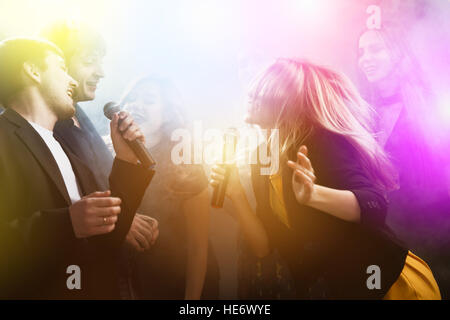 Gruppe Freunde Freundschaft Party Karaoke club Stockfoto