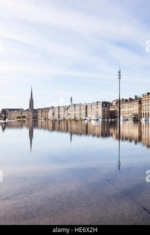 Das Miroir d ' Eau oder Wasser Spiegel in der Stadt von Bordeaux, Frankreich. Stockfoto