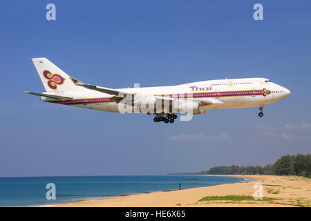 Phuket/Thailand Februar 9, 2017: Boeing 747 von Thai Airways landet auf dem Flughafen Phuket. Stockfoto