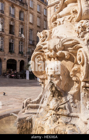 Der Neo-Rokoko-Brunnen in Place du Parlement, Bordeaux, Frankreich. Stockfoto