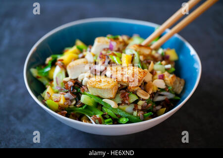 Vegane Salat mit tofu Stockfoto