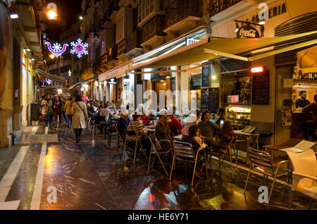 Typische spanische Tapas-Bars im Zentrum von Malaga bei Nacht, Malaga, Andalusien, Spanien. Stockfoto