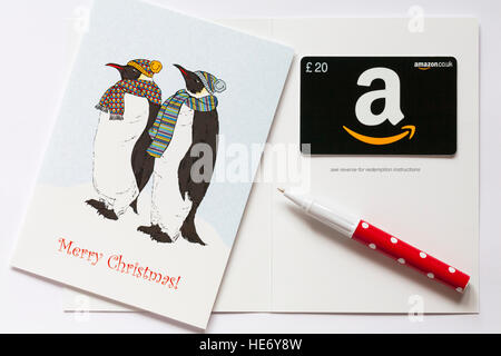 Amazon Frohe Weihnachten giftcard mit Pinguinen auf der Geschenkkarte auf weißem Hintergrund Stockfoto