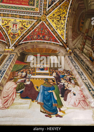 Innenraum der Duomo di Siena oder der Dom von Siena. Piccolomini Bibliothek mit Fresken von umbrischen Bernardino di B lackiert Stockfoto