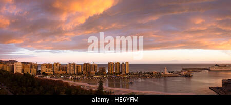 Panoramablick auf La Malagueta, Hafen von Malaga, Paseo del Parque, spektakulärer Sonnenuntergang, Andalusien, Spanien Stockfoto