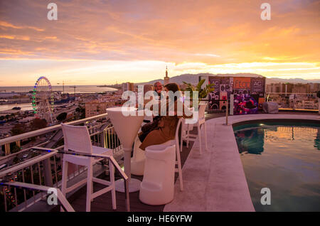 Auf dem Dach Terrasse von AC Hotel Malaga Palacio in Malaga, während des Sonnenuntergangs, Andalusien, Spanien. Stockfoto