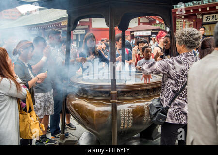 TOKYO, JAPAN - 3. Oktober 2016: Unbekannte Menschen in Sensoji-Tempel in Askusa, Tokio. Es ist Tokio, die älteste und eine der meisten Stockfoto