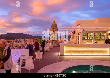 Auf dem Dach Terrasse von AC Hotel Malaga Palacio in Malaga, während hinter den Sonnenuntergang, Kathedrale, Andalusien, Spanien. Stockfoto