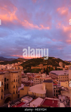 Luftaufnahme der Stadt Malaga zeigen Alcazaba und Gibralfaro, während des Sonnenuntergangs, Andalusien, Spanien. Stockfoto