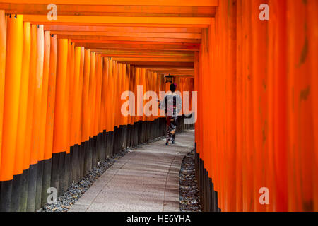 Nicht identifizierte Frau am Gehweg in Fushimi Inari Schrein in Kyoto, Japan. Stockfoto