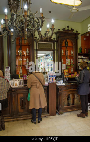 Kunden, Innere des Vintage Apotheke, Apotheke, Medikamente, Apotheke, Malaga, Costa Del Sol, Andalusien, Spanien Stockfoto
