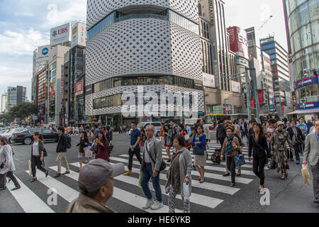 TOKYO, JAPAN - 12. Oktober 2016: Unbekannte Leute auf der Straße in Shibuya, Tokio. Shibuya ist eines der Modezentren für Stockfoto