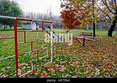 Einen leeren Spielplatz am Ufer des Flusses im Herbst. Stockfoto