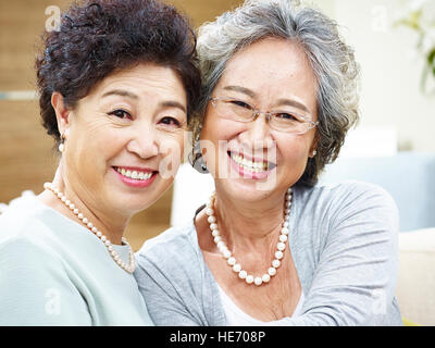 Close-up Portrait ein glückliches senior asiatischen paar Blick auf die Kamera zu Lächeln. Stockfoto