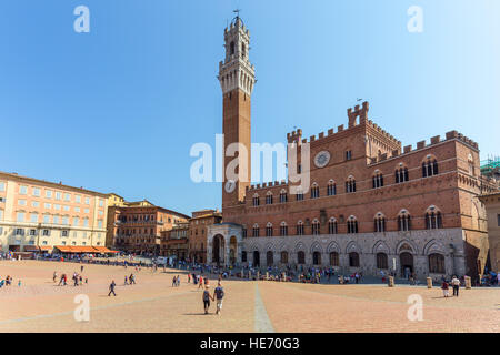 Berühmtes Rathaus auf der Piazza del Campo in Siena, Italien. Stockfoto