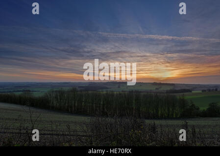 Blick über die Hügel und Felder der Lincolnshire Wolds, UK, mit einem Winter-Sonnenuntergang Stockfoto