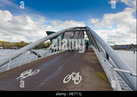 Eine moderne Brücke zum Museum Nemo (Wissenschaft), entworfen vom Architekten Renzo Piano in Amsterdam in Form eines Schiffes. Stockfoto