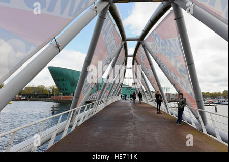 Eine moderne Brücke zum Museum Nemo (Wissenschaft), entworfen vom Architekten Renzo Piano in Amsterdam in Form eines Schiffes. Stockfoto