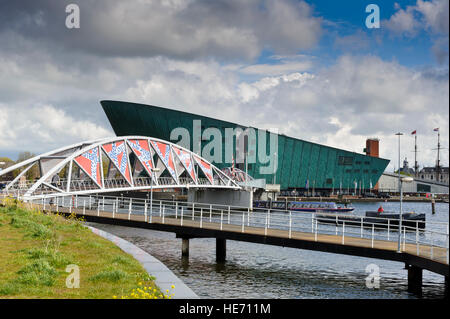 Nemo (Wissenschaft) Museum, entworfen in der Form eines Schiffes vom Architekten Renzo Piano von der Uferpromenade in Amsterdam, Holland. Stockfoto