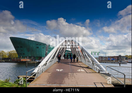 Eine moderne Brücke zum Museum Nemo (Wissenschaft), entworfen vom Architekten Renzo Piano in Amsterdam in Form eines Schiffes. Stockfoto